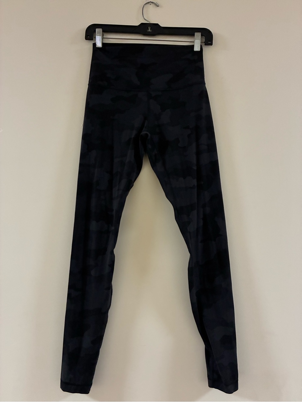 Women’s Lululemon grey and black camo leggings size 6